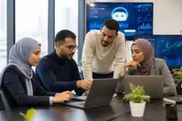 Équipe professionnelle vérifiant rapidement les réponses d’un chatbot IA