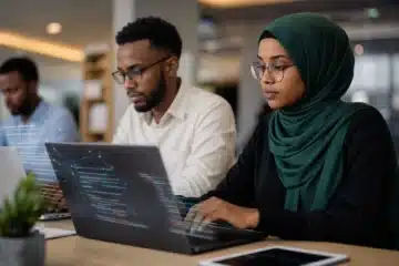 Programmeur débutant utilisant un chatbot IA pour apprendre à coder